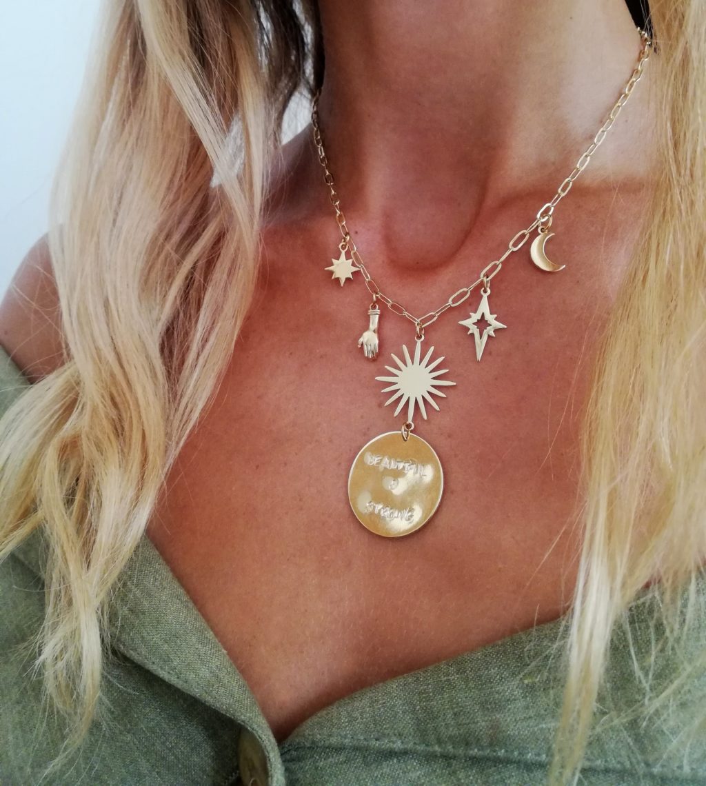 collier grigri talisman or femme et ses amulettes de protection