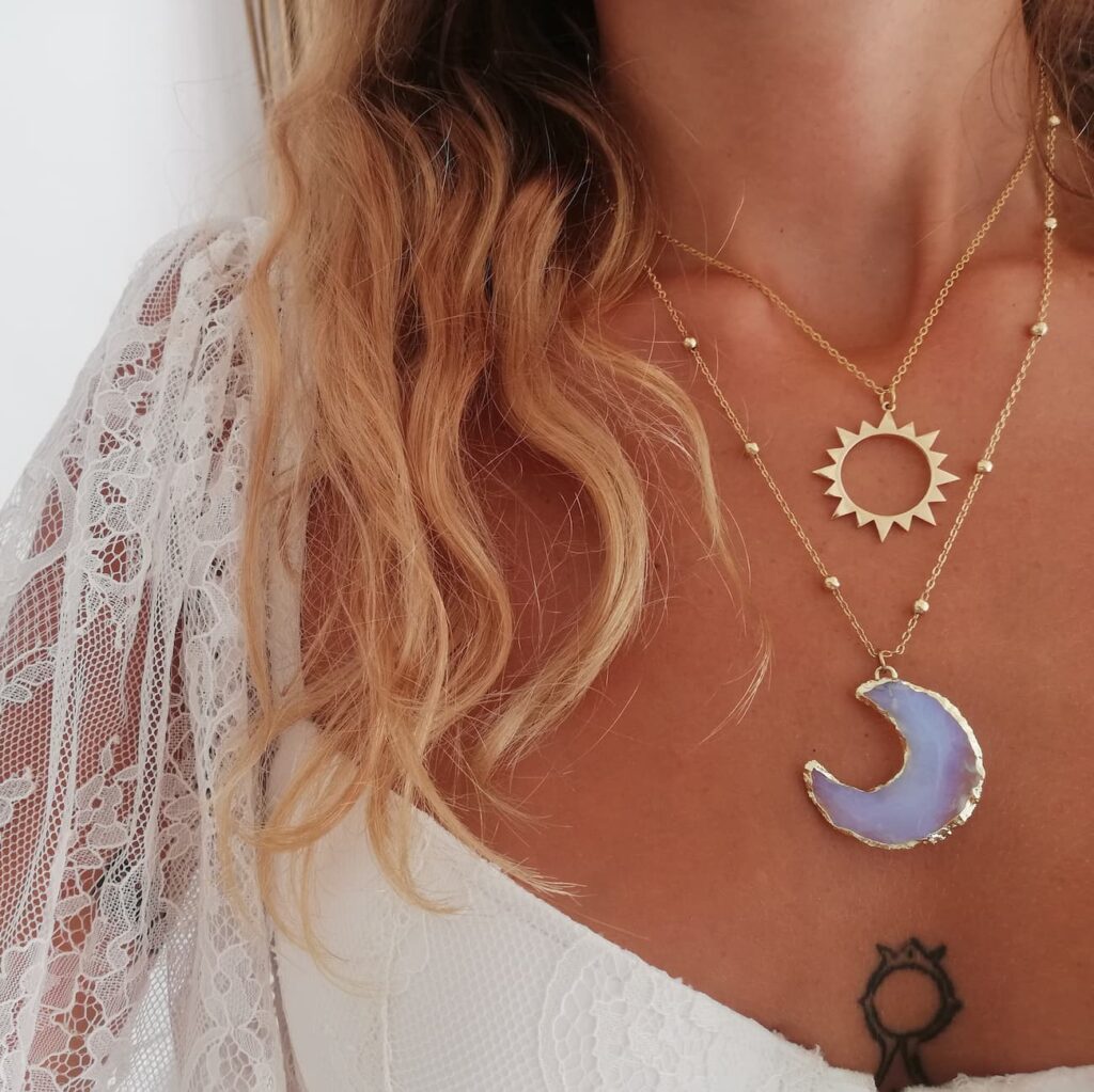 collier pierre de lune en opalite cristal portés par une femme spirituelle bijoux lithothérapie
