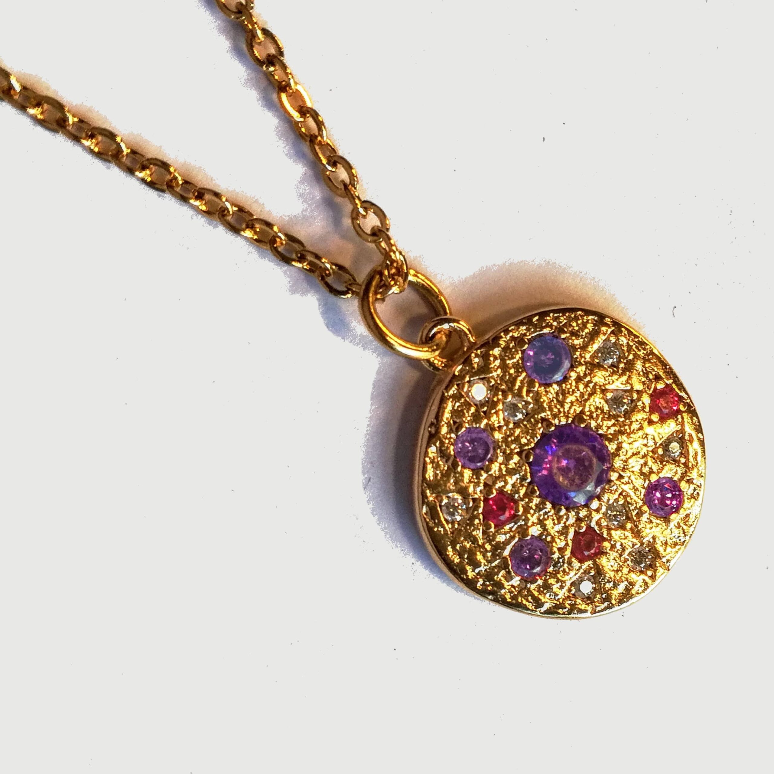 collier étoiles or pierres multicolores