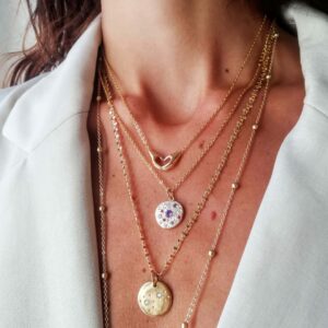 collier étoiles or pierres multicolores