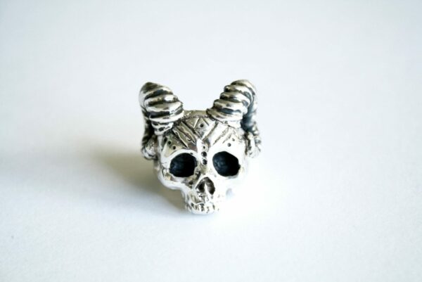 bague crâne cornes