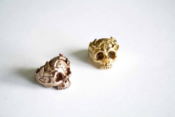 bague tête de mort laurier