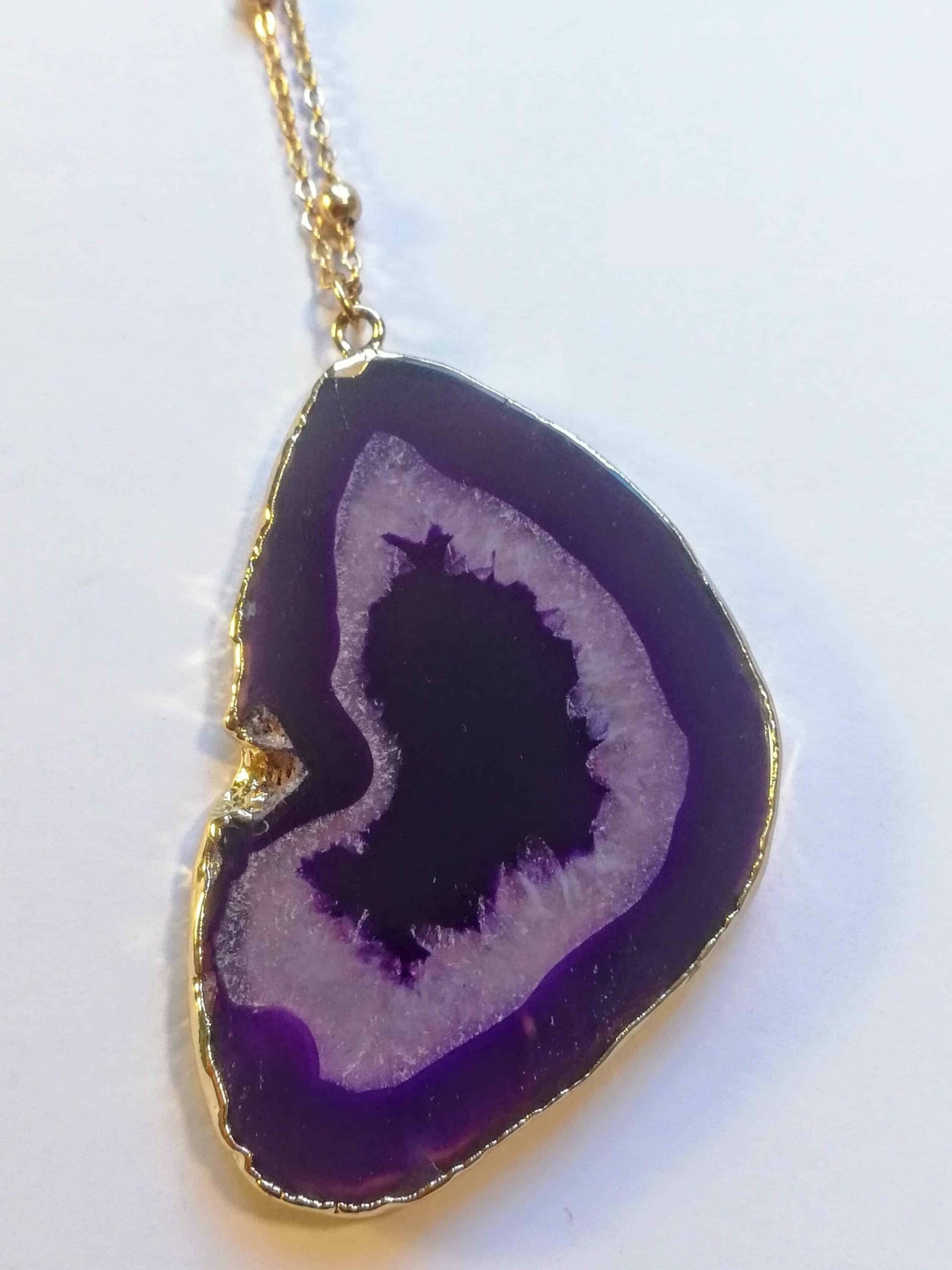 Collier 3/4 soleil en plaqué or, agrémenté d'une pierre agate bleue