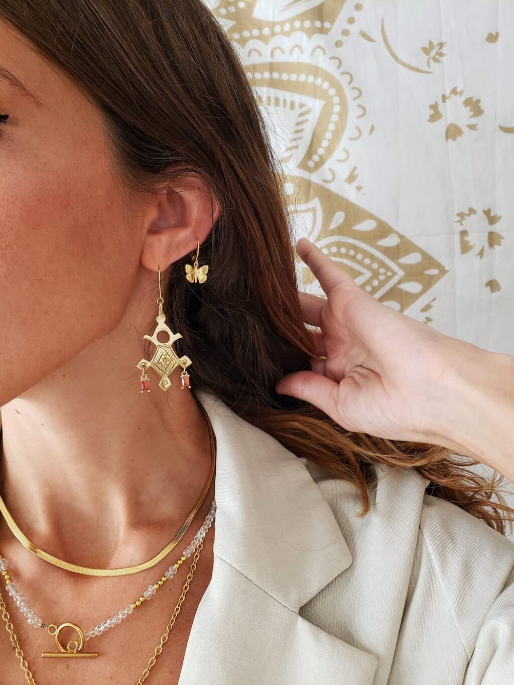 parure de boucles d'oreilles papillons et bijoux touaregs croix d agadez or femmes