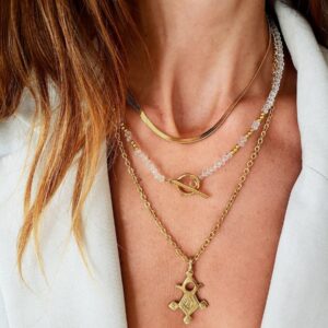 collier croix d'agadez original triple rangs porté sur une femme