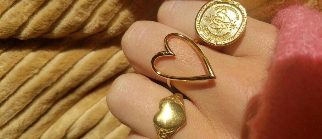 zoom sur la bague coeur or et argent