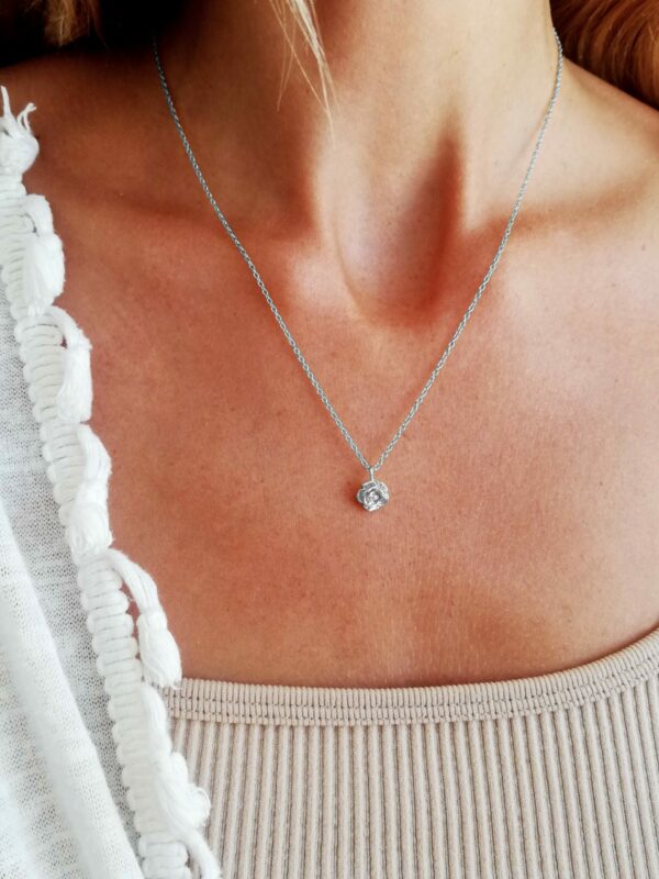 Collier Argenté Avec De Jolis Brillants Roses - Style élégant Et Féminin