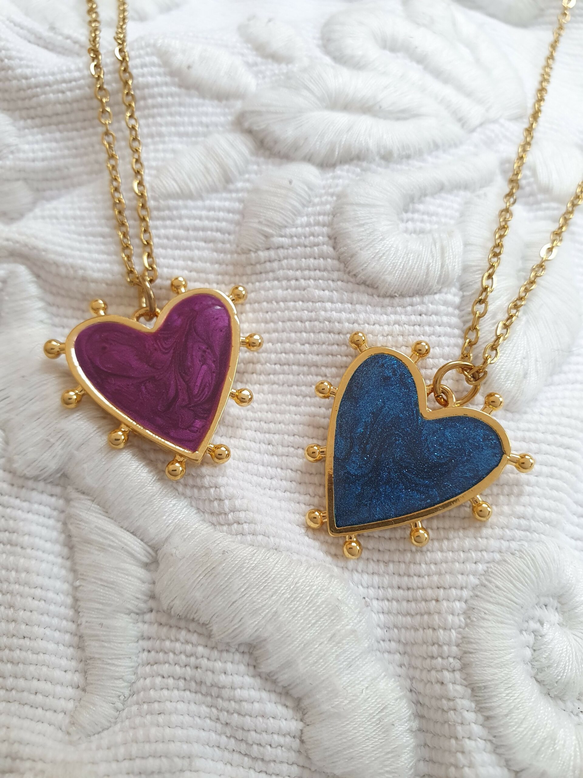 Collier coeur sacré bleu ou violet femme