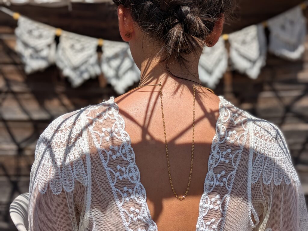 7 raisons de porter des bijoux de dos mariage pour ce jour unique