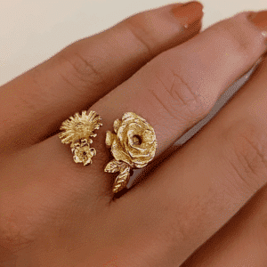bague fleurie portée