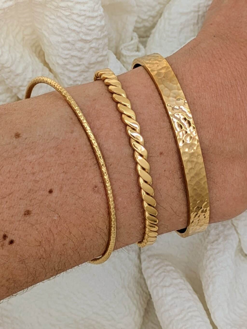 bracelet jonc or martelé doré