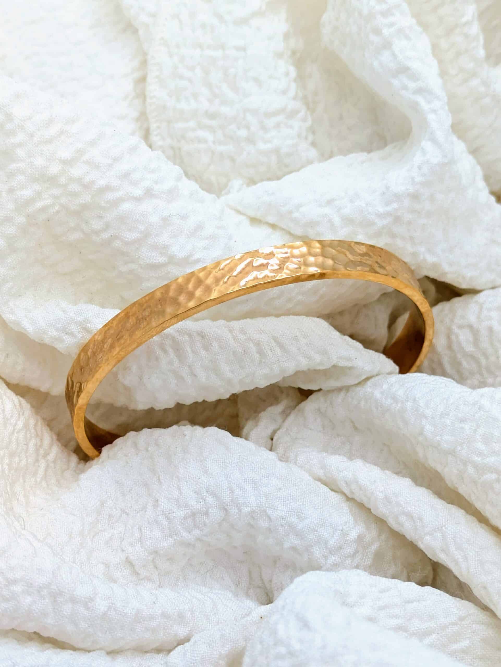 bracelet jonc or martelé